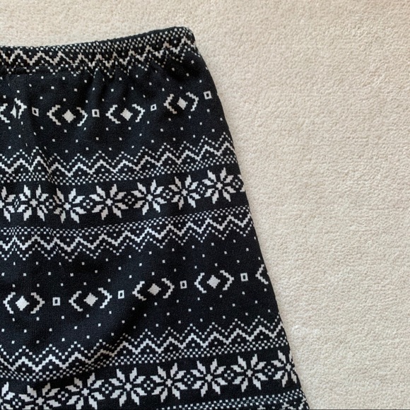 👖3/$20👖Holiday print Skirt with leggings - Picture 2 of 3